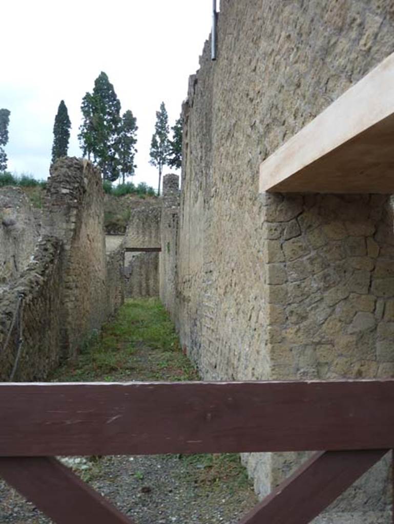 Ins. Orientalis II 2, Herculaneum, September 2015.
Looking east from doorway along the long corridor, with doorway to room M on right.